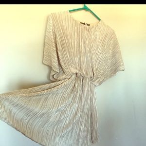 NWT Boohoo pleated kimono sleeve dress